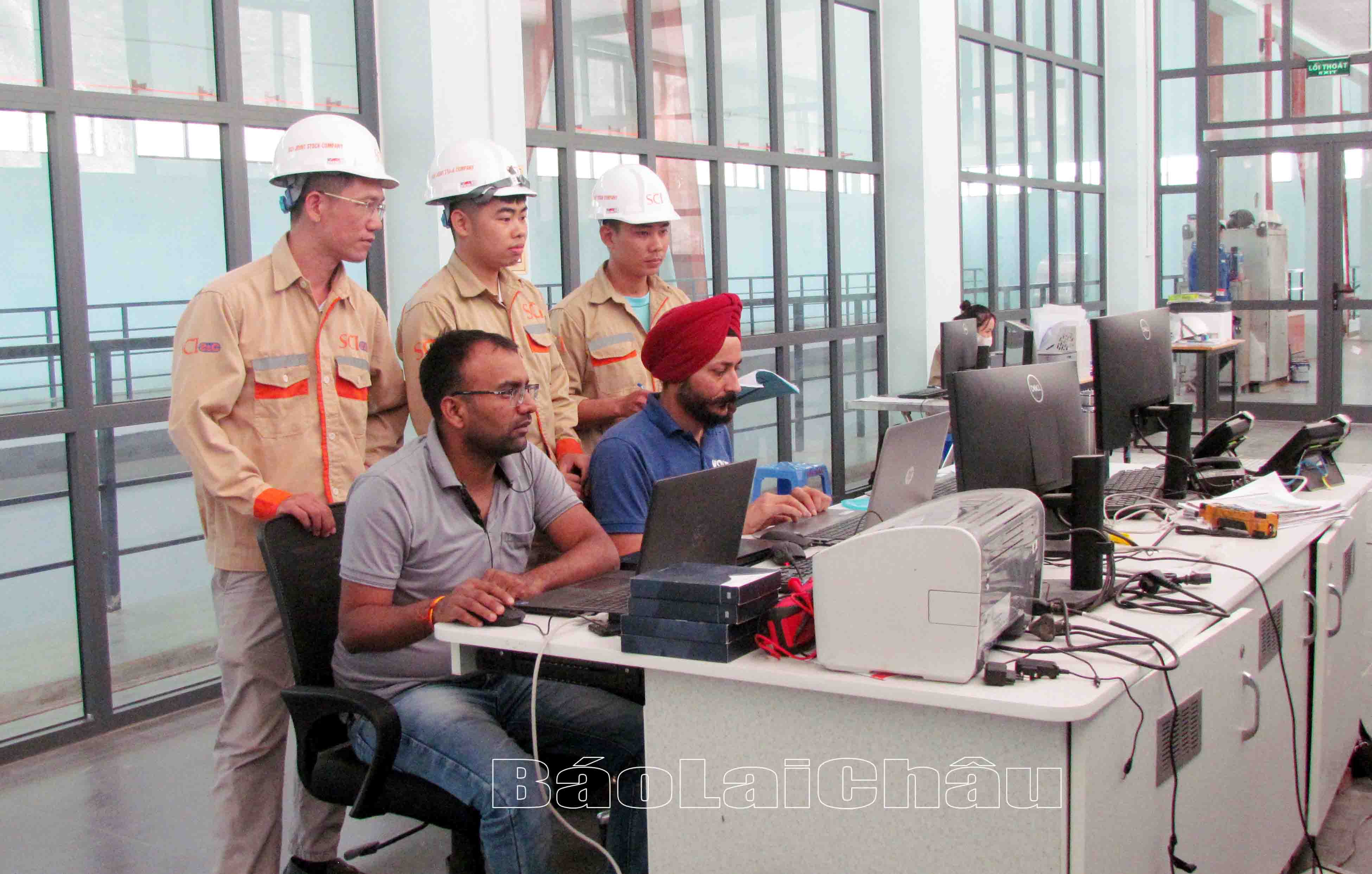 Lãnh đạo, công nhân Công ty cổ phần SCI Lai Châu cùng các chuyên gia Ấn Độ chia sẻ kinh nghiệm vận hành Nhà máy thủy điện Nậm Xe. 